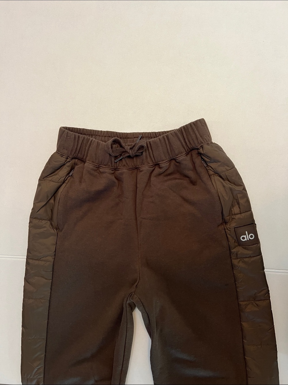 ALO YOGA ESPRESSO BROWN SWEATPANTS JOGGERS PUFFER SIDE PANEL SIZE XS - Picture 3 of 10